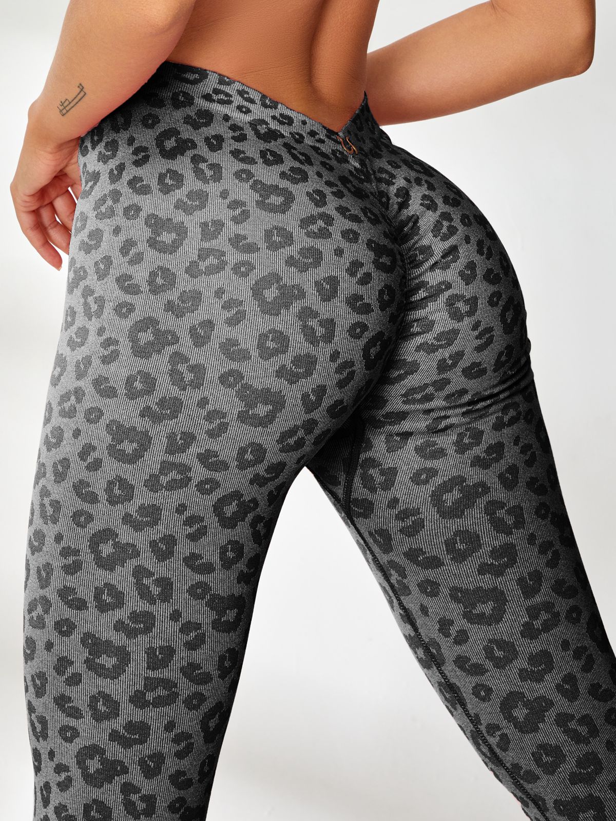 Zinnia Leopard Print V Booty Sculpting Leggings